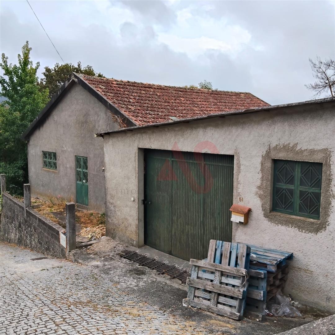 Prédio com 210 m2 em Regadas, Fafe