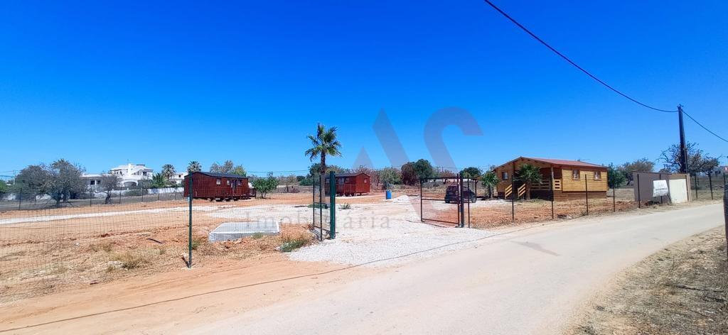 Terreno Rústico com 7 Bungalows na Guia em Albufeira