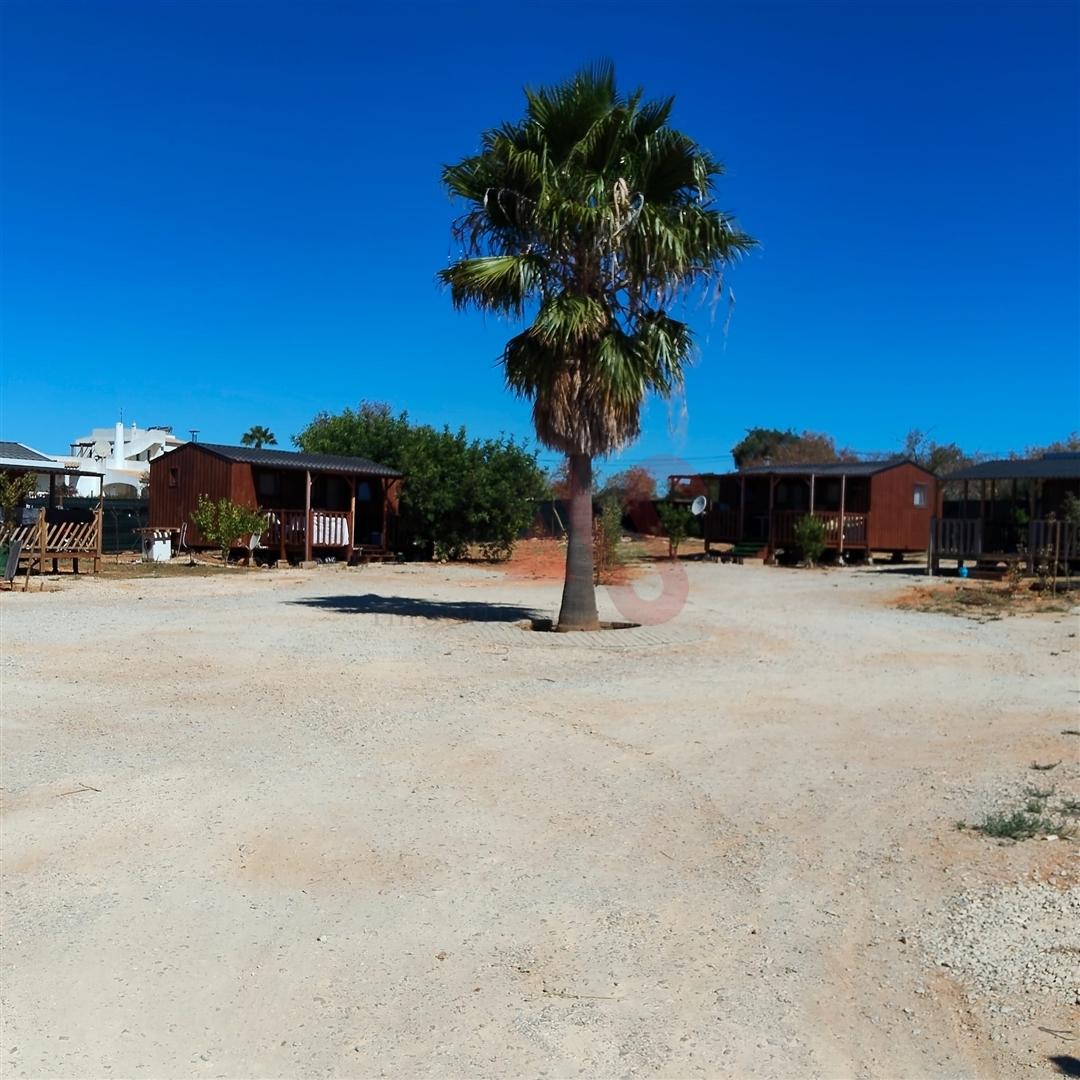 Terreno Rústico com 7 Bungalows na Guia em Albufeira