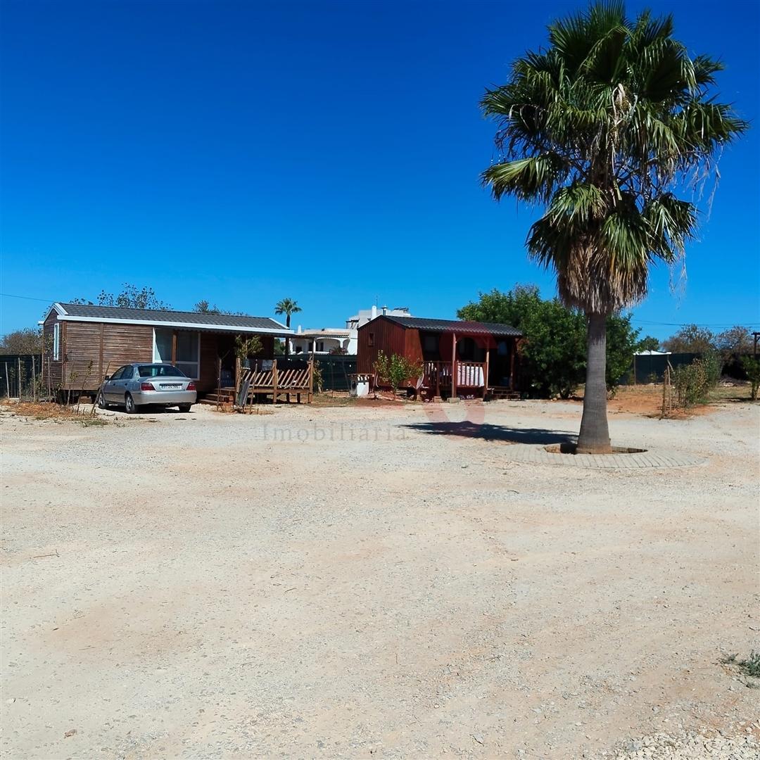 Terreno Rústico com 7 Bungalows na Guia em Albufeira