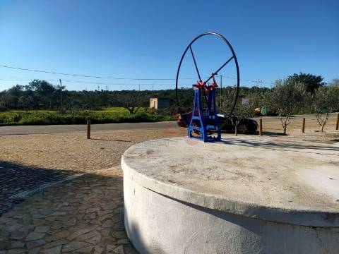 Terreno com uma área total de 24.070 m2 com 1 Bungalow T2 em Albufeira