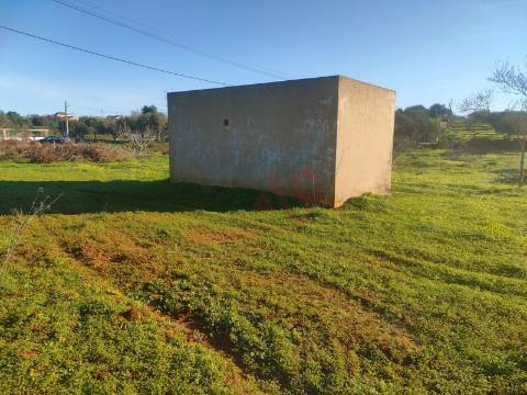 Terreno com uma área total de 24.070 m2 com 1 Bungalow T2 em Albufeira
