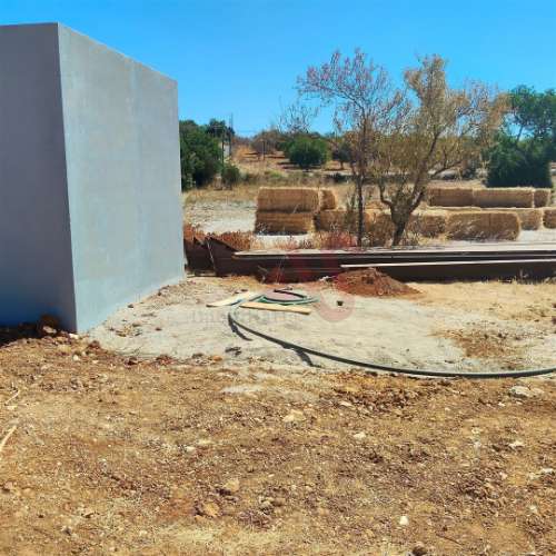 Terreno com uma área total de 24.070 m2 com 1 Bungalow T2 em Albufeira