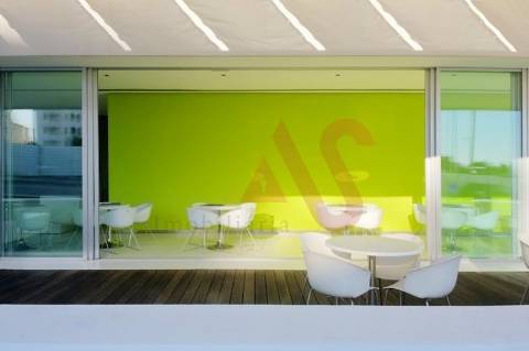 Bar de Luxo com Campo de Ténis na Praia da Rocha em Portimão