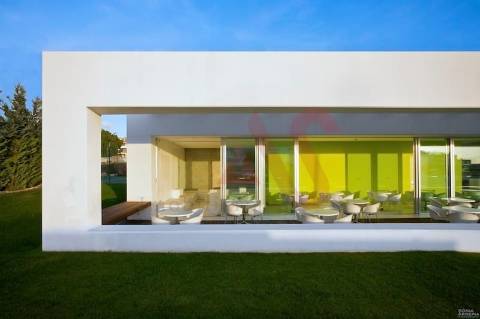 Bar de Luxo com Campo de Ténis na Praia da Rocha em Portimão