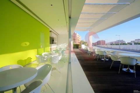 Bar de Luxo com Campo de Ténis na Praia da Rocha em Portimão