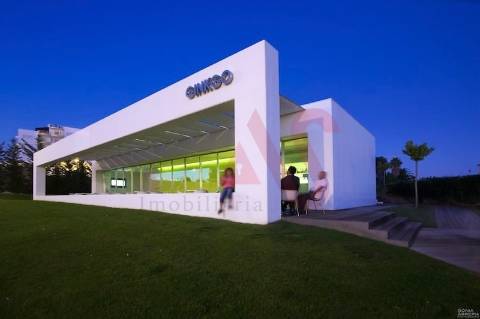 Bar de Luxo com Campo de Ténis na Praia da Rocha em Portimão