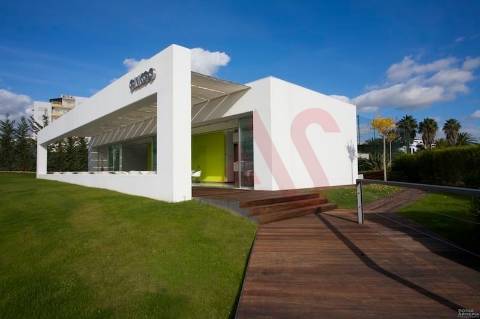 Bar de Luxo com Campo de Ténis na Praia da Rocha em Portimão