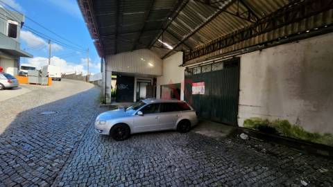 Armazém com 2 Pisos para Restaurar – 350m² de Área Bruta em Lote de 640m² em Vilela, Paredes
