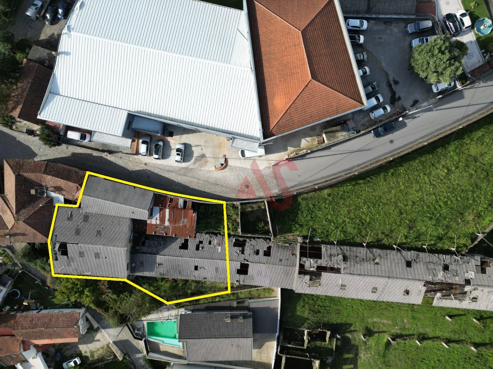 Armazém com 2 Pisos para Restaurar – 350m² de Área Bruta em Lote de 640m² em Vilela, Paredes
