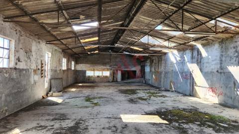 Armazém com 2 Pisos para Restaurar – 350m² de Área Bruta em Lote de 640m² em Vilela, Paredes