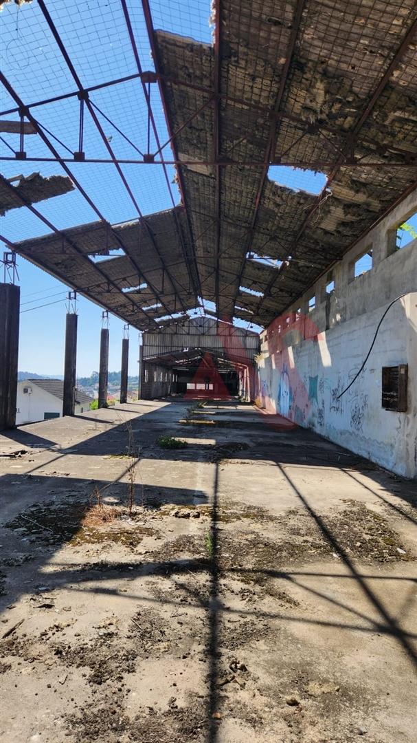Armazém com 2 Pisos para Restaurar – 350m² de Área Bruta em Lote de 640m² em Vilela, Paredes