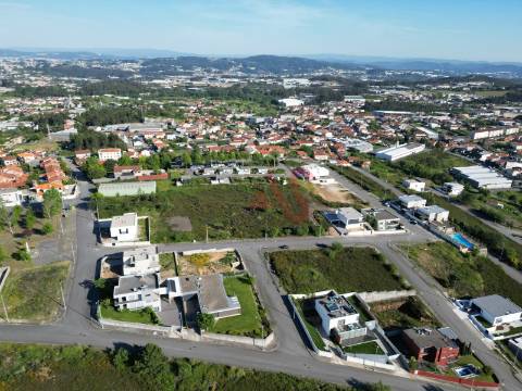 Lote Urbano de 650 m² com Excelente Localização e Vista Panorâmica em Seroa, Paços de Ferreira