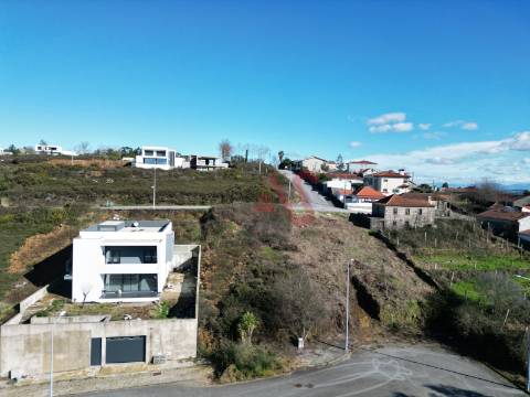 Lote Urbano de 650 m² com Excelente Localização e Vista Panorâmica em Seroa, Paços de Ferreira