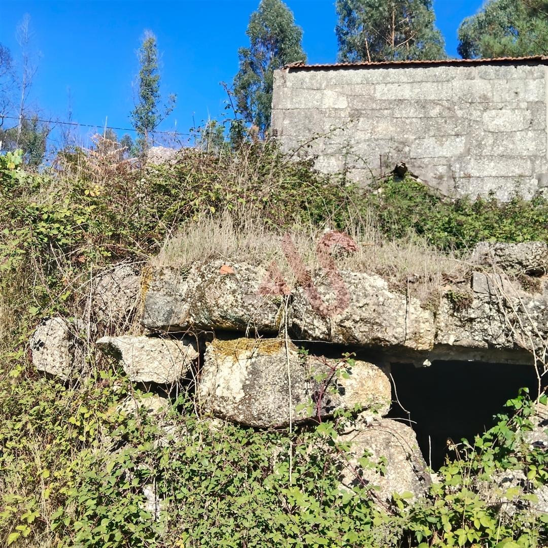 Moradia T3 para restaurar com terreno em Seidões, Fafe