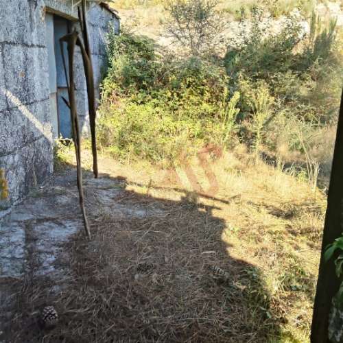 Moradia T3 para restaurar com terreno em Seidões, Fafe