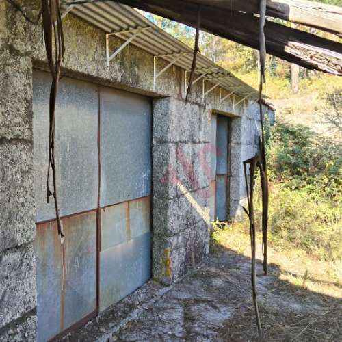 Moradia T3 para restaurar com terreno em Seidões, Fafe