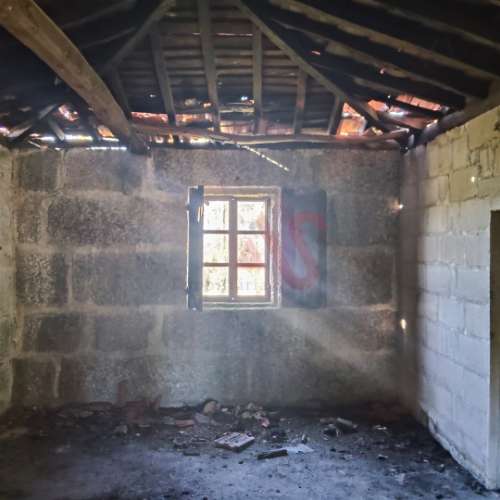 Moradia T3 para restaurar com terreno em Seidões, Fafe