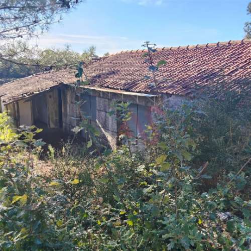 Moradia T3 para restaurar com terreno em Seidões, Fafe