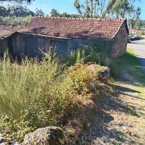 Moradia T3 para restaurar com terreno em Seidões, Fafe