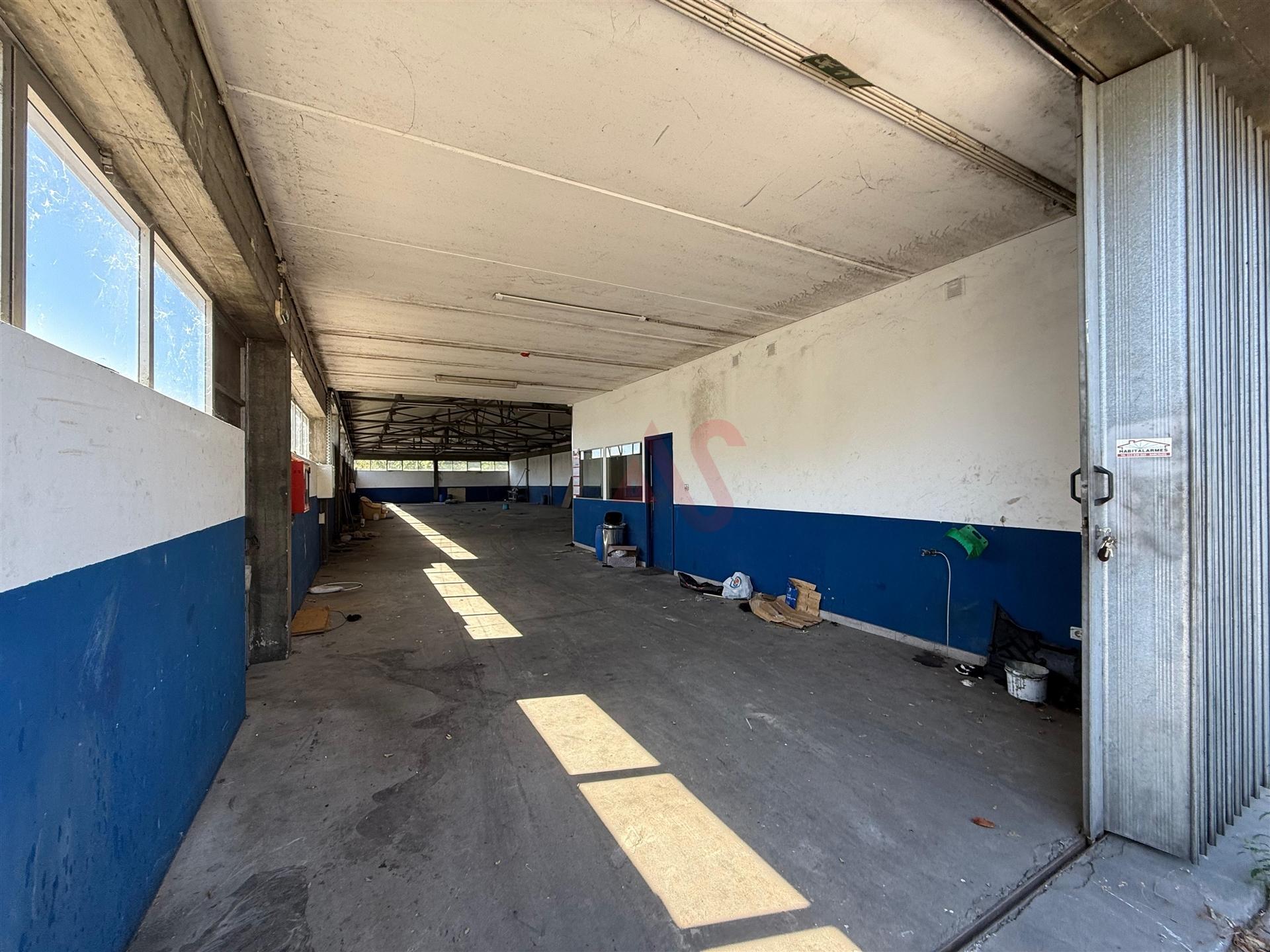 Armazém Industrial com 356,50 m² em Manhente, Barcelos