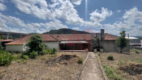Moradia com possibilidade de construção de 3 habitações T3+1 em Nespereira, Guimarães