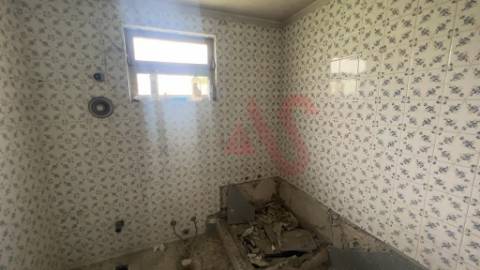 Moradia com possibilidade de construção de 3 habitações T3+1 em Nespereira, Guimarães