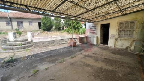 Moradia com possibilidade de construção de 3 habitações T3+1 em Nespereira, Guimarães