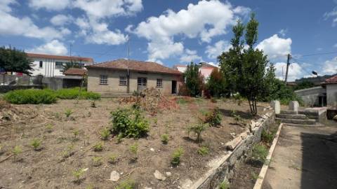 Moradia com possibilidade de construção de 3 habitações T3+1 em Nespereira, Guimarães