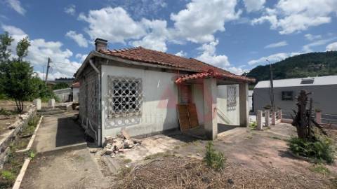 Moradia com possibilidade de construção de 3 habitações T3+1 em Nespereira, Guimarães