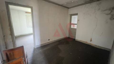 Moradia com possibilidade de construção de 3 habitações T3+1 em Nespereira, Guimarães