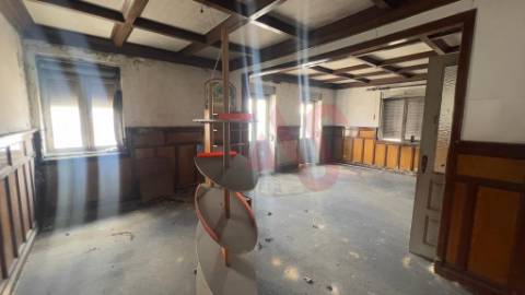 Moradia com possibilidade de construção de 3 habitações T3+1 em Nespereira, Guimarães