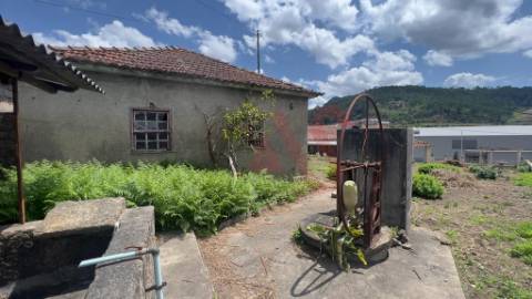 Moradia com possibilidade de construção de 3 habitações T3+1 em Nespereira, Guimarães