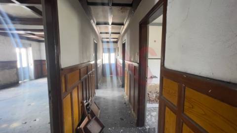 Moradia com possibilidade de construção de 3 habitações T3+1 em Nespereira, Guimarães