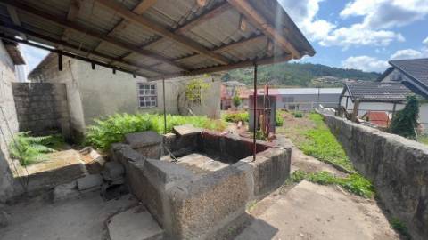 Moradia com possibilidade de construção de 3 habitações T3+1 em Nespereira, Guimarães