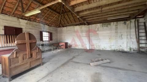 Moradia com possibilidade de construção de 3 habitações T3+1 em Nespereira, Guimarães