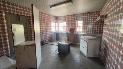 Moradia com possibilidade de construção de 3 habitações T3+1 em Nespereira, Guimarães