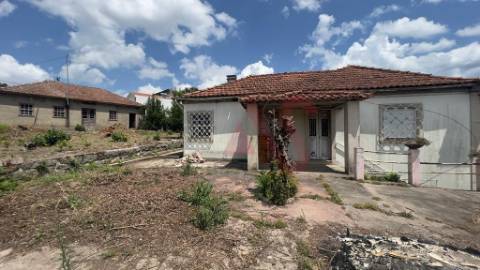 Moradia com possibilidade de construção de 3 habitações T3+1 em Nespereira, Guimarães