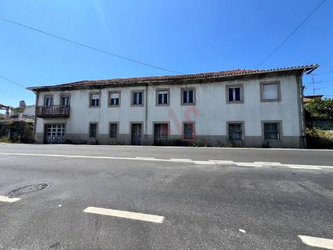 Moradia com possibilidade de construção de 3 habitações T3+1 em Nespereira, Guimarães