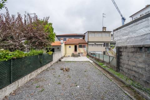 Prédio para Investimento composto por 3 T0 e 1 T1 | Rua Francisco Agra – Guimarães