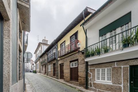 Prédio para Investimento composto por 3 T0 e 1 T1 | Rua Francisco Agra – Guimarães