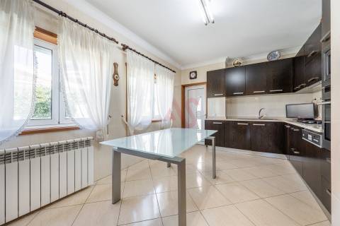 Moradia T5 com Vista Deslumbrante sobre a Cidade de Vizela