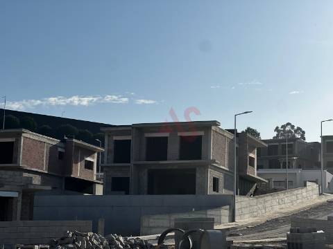 Moradia em Banda T3 de RC em construção em Pias, Lousada