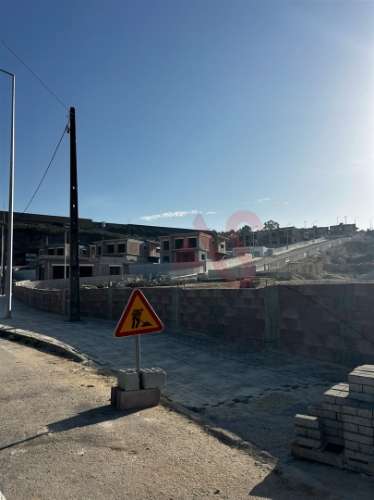 Moradia em Banda T3 de 2 pisos em construção em Pias, Lousada