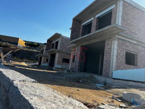 Moradia em Banda T3 de 2 pisos em construção em Pias, Lousada