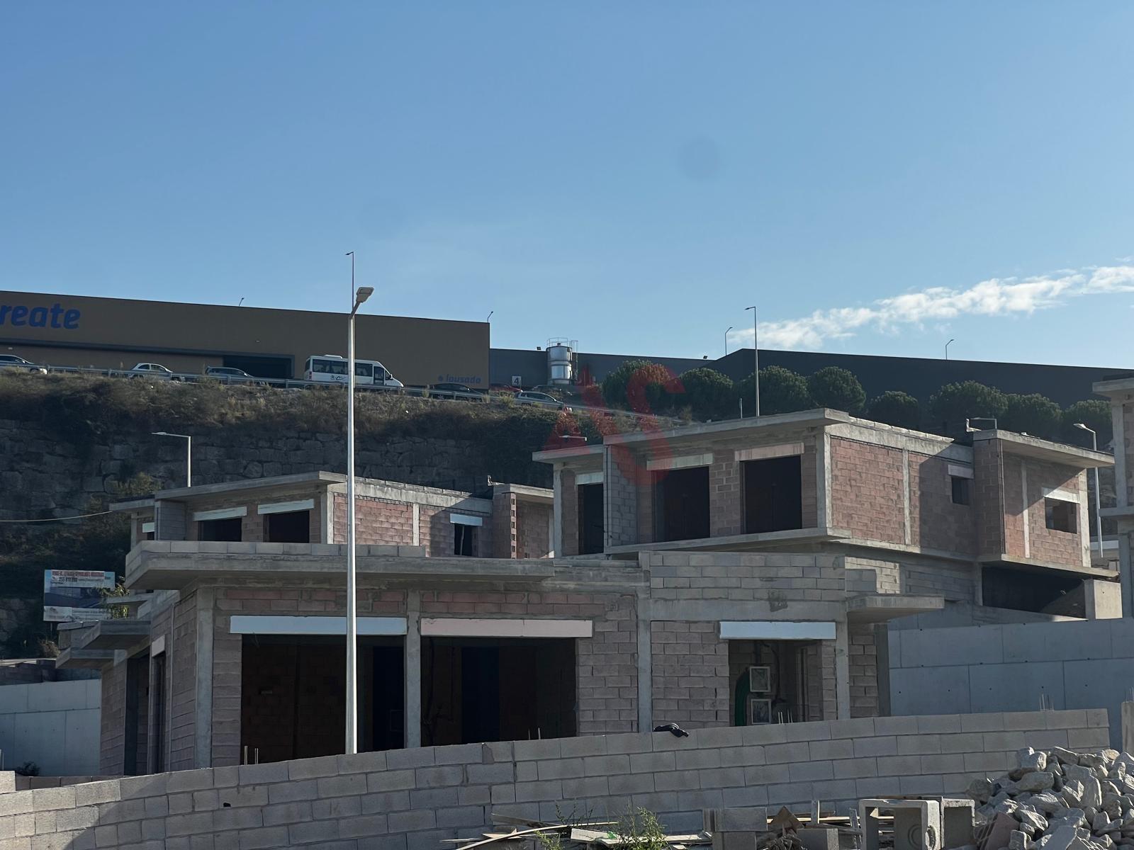 Moradia T3 de RC com piscina em construção em Pias, Lousada