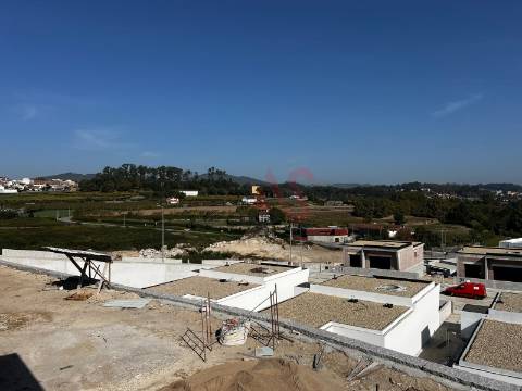 Moradia T3 de RC com piscina em construção em Pias, Lousada