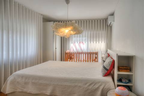 Apartamento T2 com Varanda e Garagem em Fermentões, Guimarães