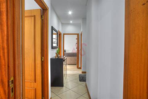 Apartamento T2 com Varanda e Garagem em Fermentões, Guimarães