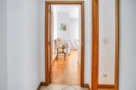 Apartamento T2 com Varanda e Garagem em Fermentões, Guimarães